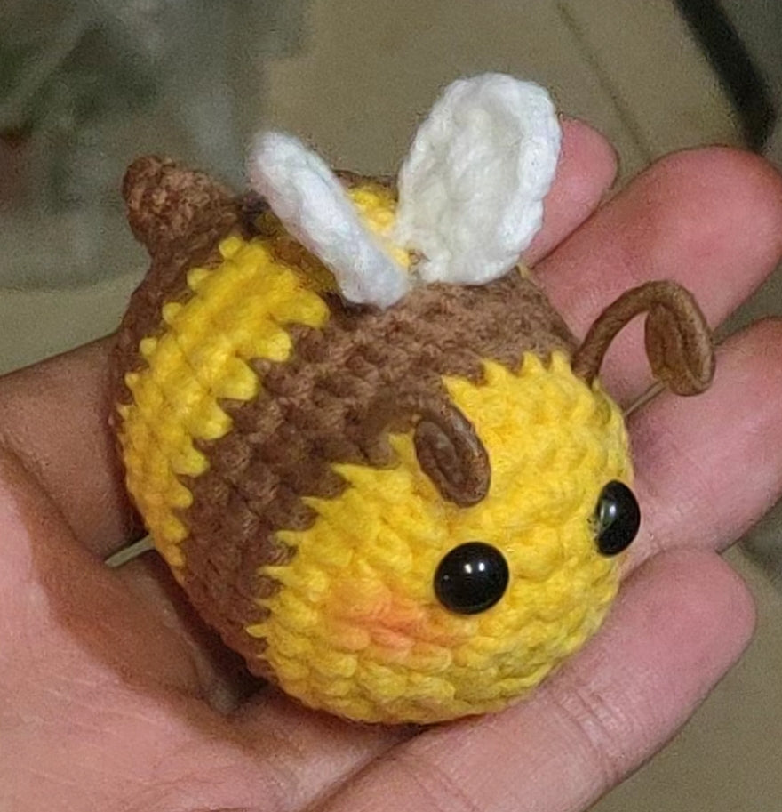 Small Bee Crochet Pattern--Amigurumi bee crochet pattern--beginner crochet tutorial--animals pattern--crochet animal plush pattern
