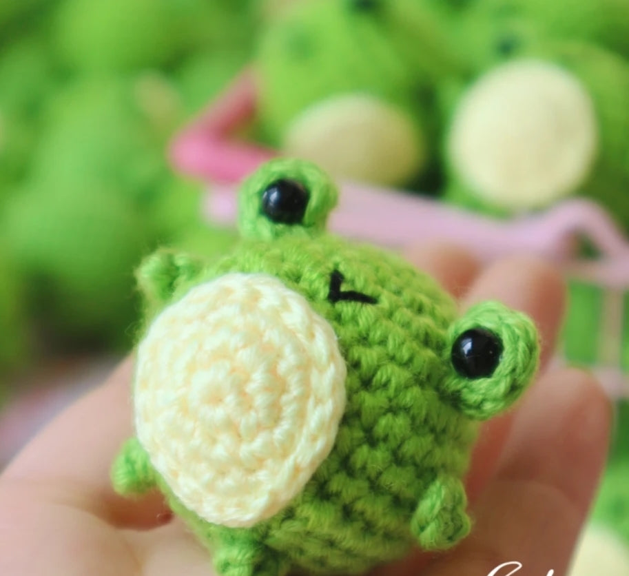 Fluffy Frog Crochet Pattern--leggy frog crochet pattern--Amigurumi PDF Pattern in English