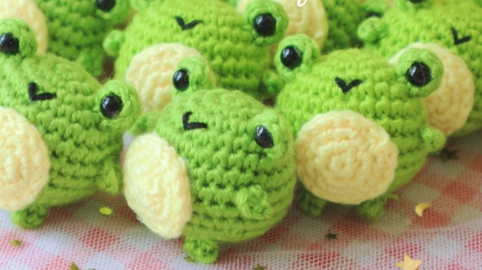 Fluffy Frog Crochet Pattern--leggy frog crochet pattern--Amigurumi PDF Pattern in English